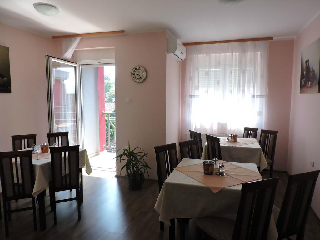 Sremska Kamenica B&B Zmajevo Gnezdo 021 מראה חיצוני תמונה